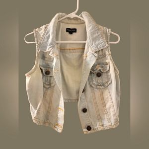 ✨️2/$20 Light Wash Button Up Denim Vest (Juniors Large)